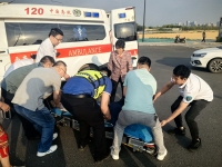 弘扬雷锋精神 救助彰显温情