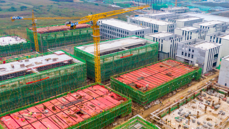 南山控股（西安）先进装备产业园项目二期2栋厂房主体封顶